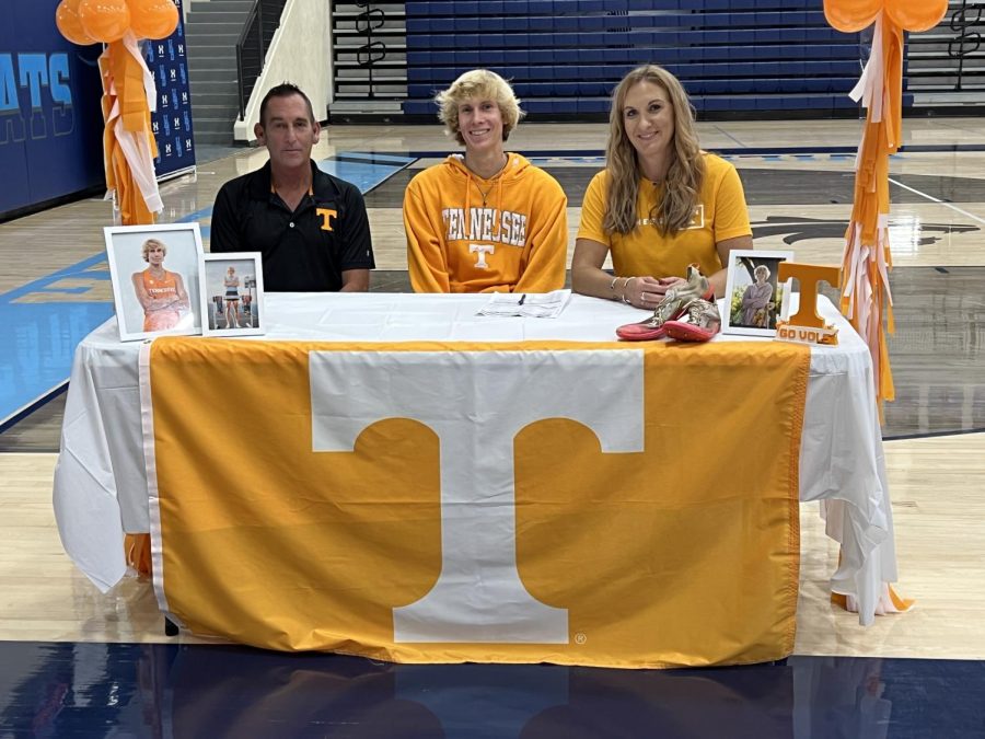 Senior+Dawson+Welch+signed+his+letter+of+intent+to+continue+his+cross+country+and+track+career+at+the+University+of+Tennessee.+His+stepfather+and+mother+also+attended+the+NLI+event+in+Wildcat+Arena+Nov.+9.